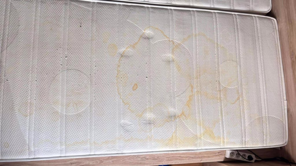 gele vlekken op de matras