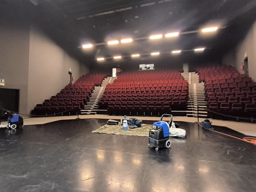  Professionele tapijtreiniging en stoelenreiniging in een theaterzaal in de regio Antwerpen, uitgevoerd door SK Mobile Vacuum Service – dieptereiniging van tapijt en stoffen stoelen voor een frisse en hygiënische zaal. 