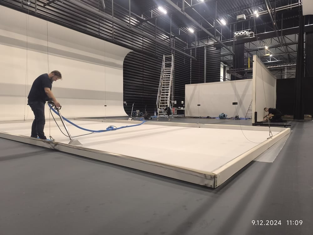  Professionele dieptereiniging van kantoortapijt in een grote bedrijfsruimte of eventhal in de regio Antwerpen, uitgevoerd door SK Mobile Vacuum Service – kantoortapijt reinigen met krachtige machines en snelle droogtijd. 