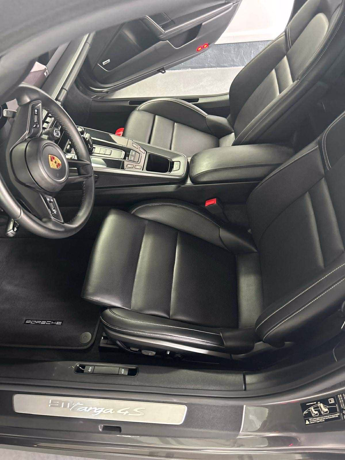  Detail van een volledig gereinigd en opnieuw beschermd leren interieur van een Porsche, uitgevoerd door SK Mobile Vacuum Service in de regio Antwerpen – professionele lederreiniging en interieurdetailing. 